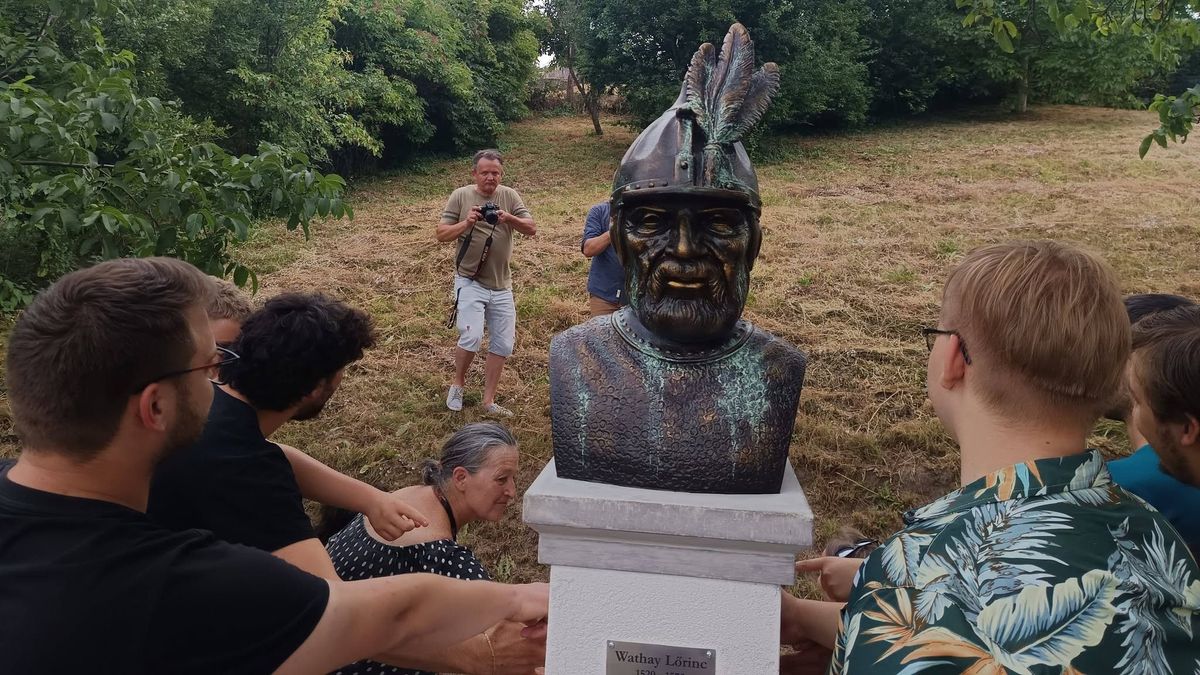 Manók, gyík és törökverő várkapitány: különleges szobrok mesélnek Cseszneken (képgaléria) 