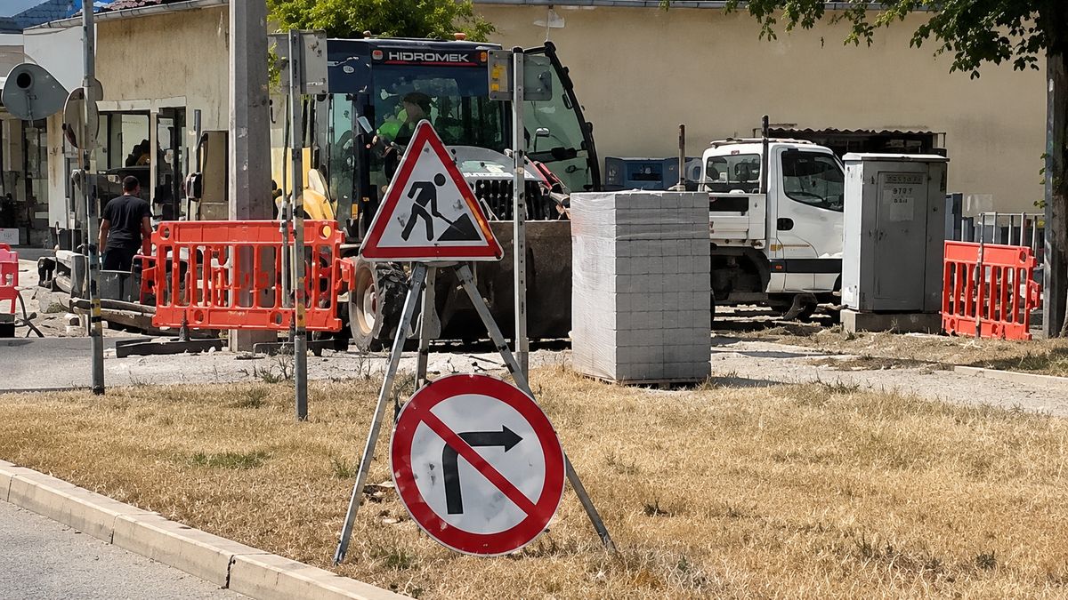 Régi csővezeték cseréje miatt lezárták a Pipacs utcát (videó)
