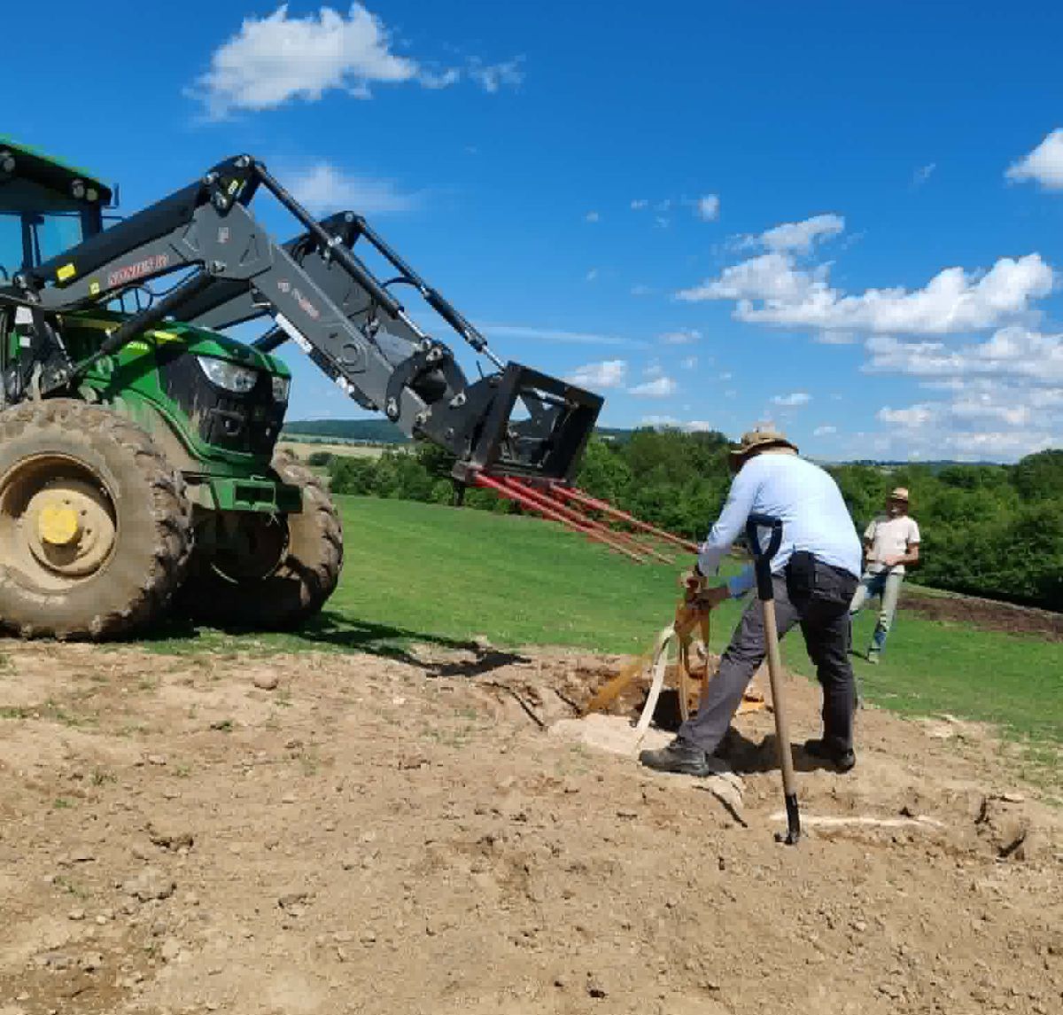 Bakonyi ásatásnál segített a traktor, mintegy háromezer éves, ősi ládasír több száz kilós kő fedőlapjának mozgatásakor.