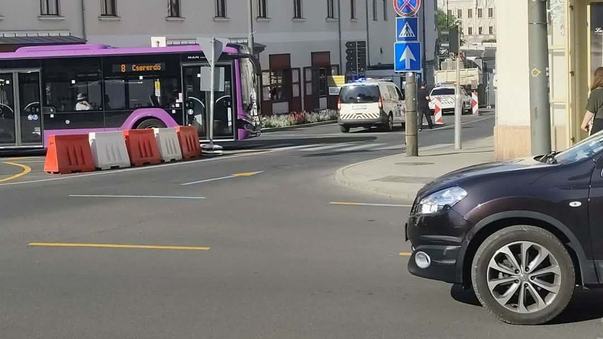 Elektromos rollerrel hajtott neki az építési terület kerítésének (+ helyszíni fotó)