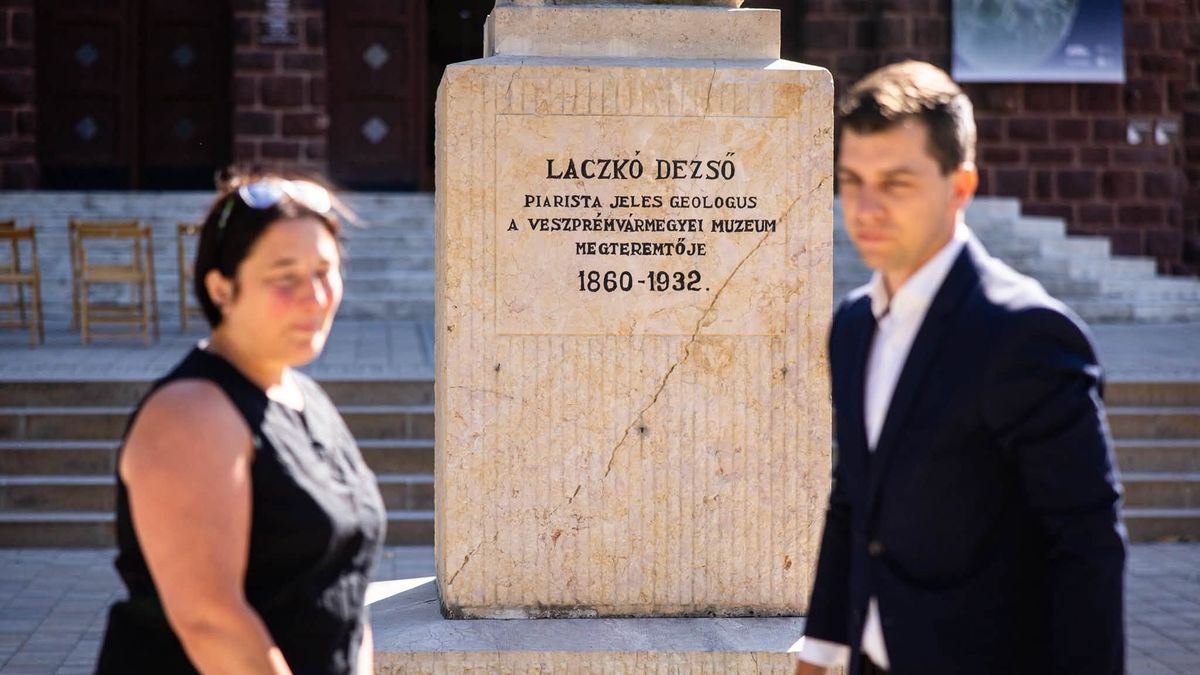 Új hagyomány született Veszprémben: koszorúzással tisztelegtek Laczkó Dezső emléke előtt