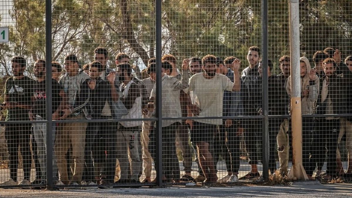 Jutalommal ösztönzik a migránsokat hazaküldő ügyvédeket a görögök