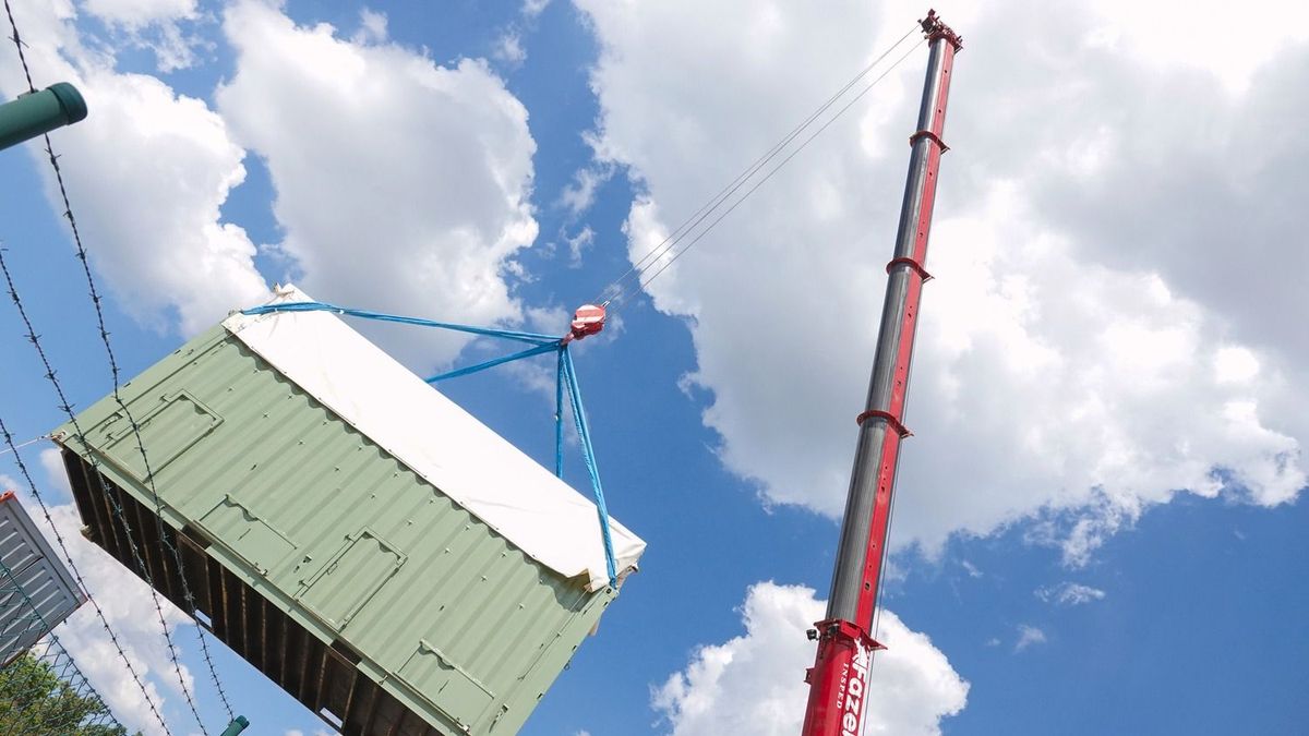 Ilyet ritkán látni: óriási konténer préselte össze a kamiont - esélye sem volt a sofőrnek