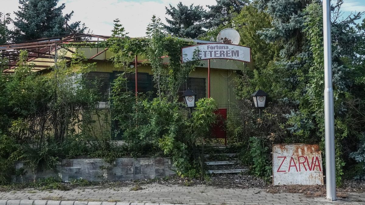 Benőtte a gaz a Balaton egykori kedvenc éttermét – így néz ki ma a Fortuna, ahová egykor sorban álltak a vendégek képek+videó