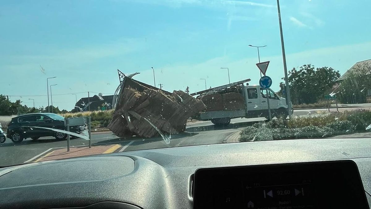 Rendőri irányítás a Csopak–Balatonfüred körforgalomban: nád borult az úttestre