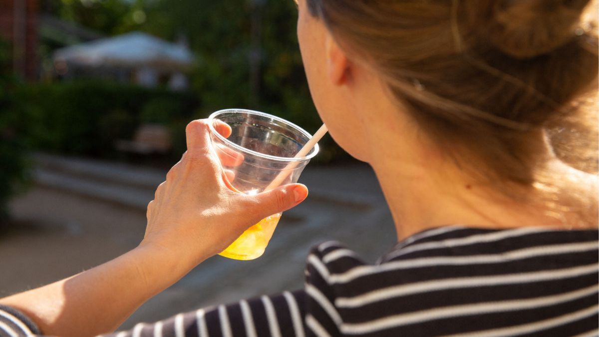 Életbe lépett a műanyagpohár-tilalom, a vendéglátók szerint nőhetnek a költségek