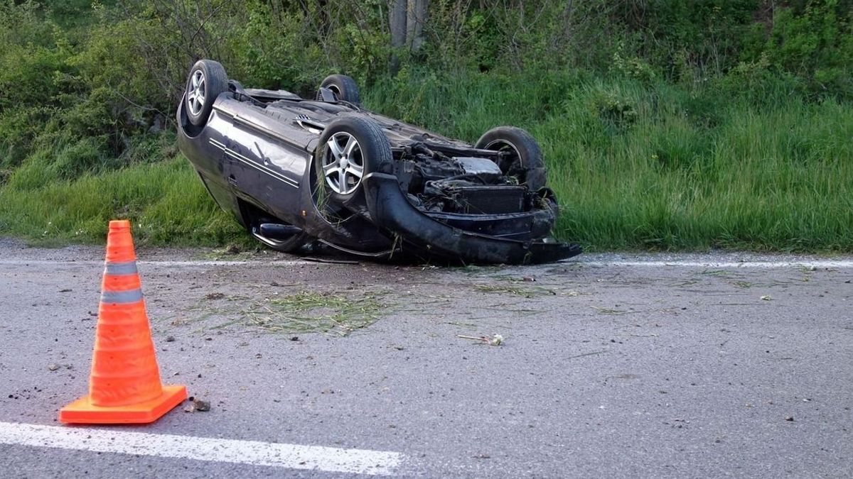 Teherautó és személygépkocsi karambolozott a 73-as főúton, a mentőket is riasztani kellett