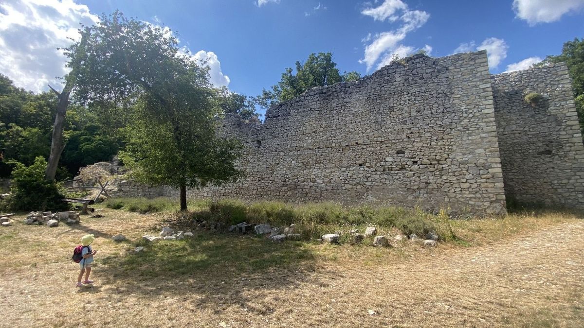 Várromot rejt a Balaton-felvidék erdeje, bakancslistás kirándulóhelyen jártunk (galéria)