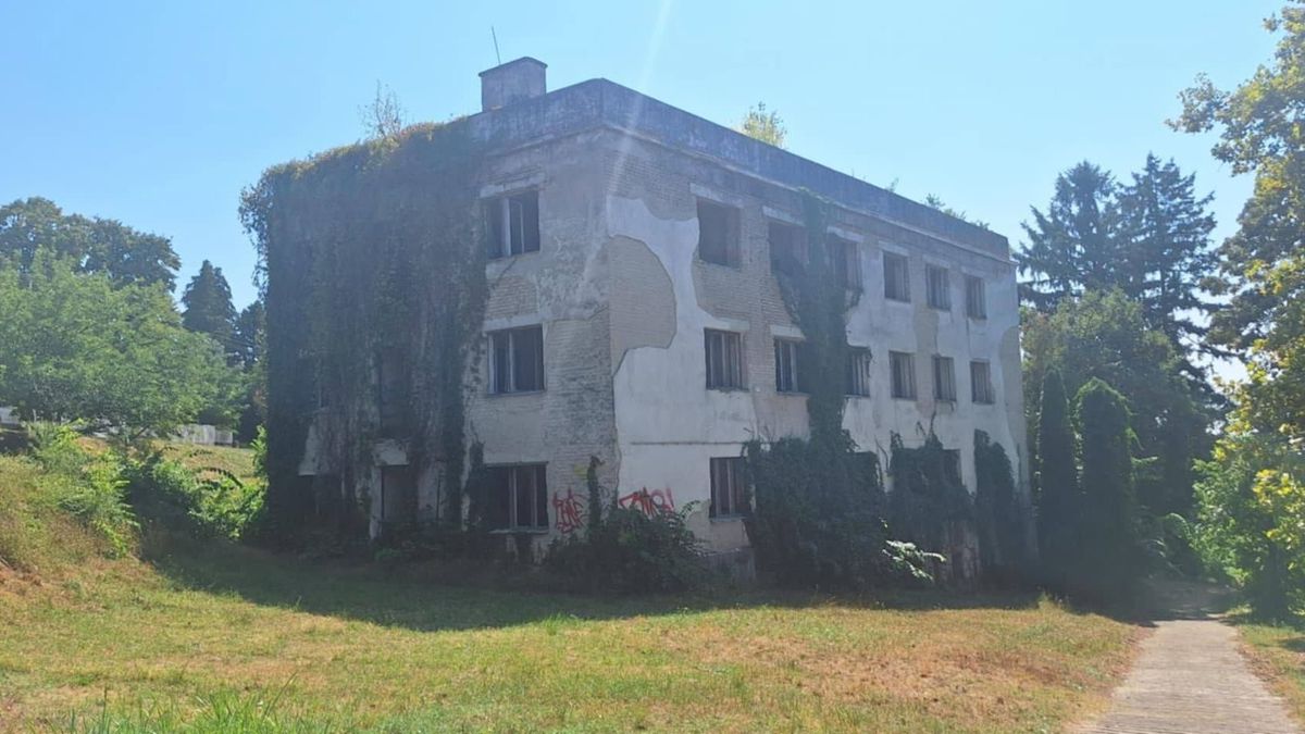 Fotókon az egykor az Anna-bálnak is otthont adó, mára enyészetnek indult balatoni hotel