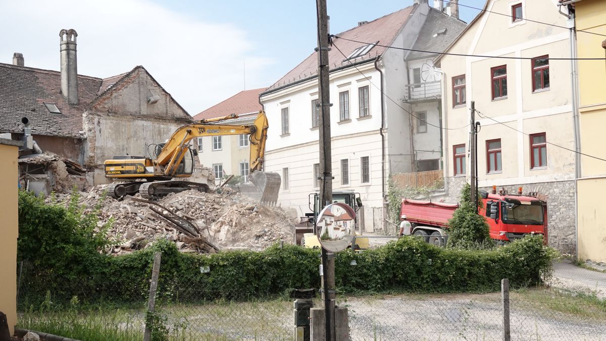 Bontják a veszprémi „kályhásházat”: megtudtuk, mi épülhet a helyén (galéria + videó)
