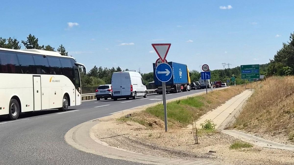 Kiskorú gyermekével hajtott az árokba egy nő a 8-as főúton +helyszíni fotó