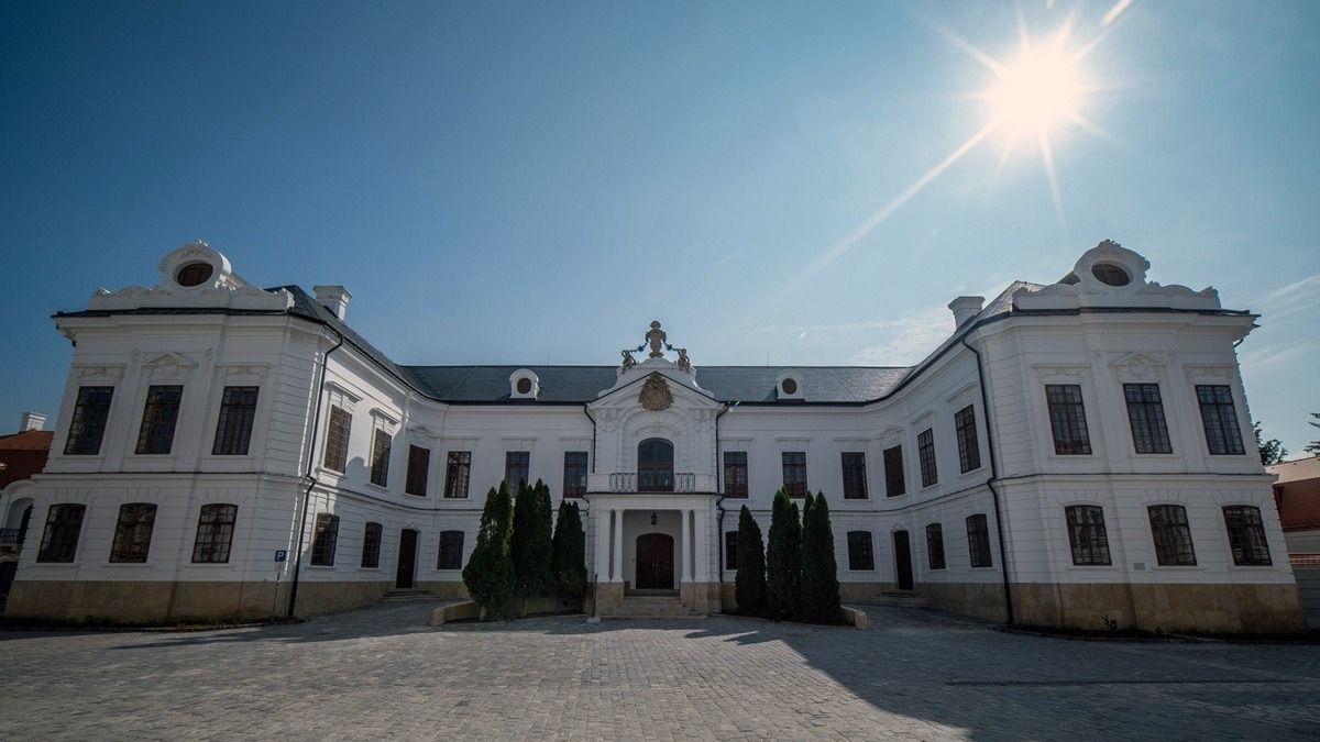 Különleges helyek nyílnak meg a látogatók előtt a veszprémi várnegyedben – az érseki palota rejtett kincseit is bejárhatják