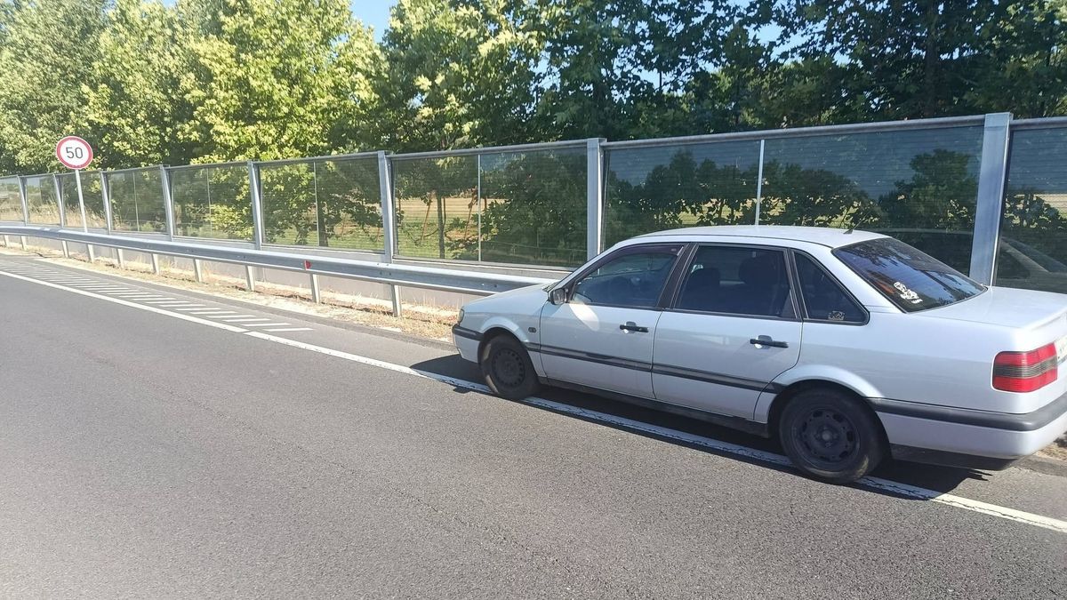 Újabb elhagyatott autó vesztegel a 8-as főút forgalmas szakaszán (+ fotók)