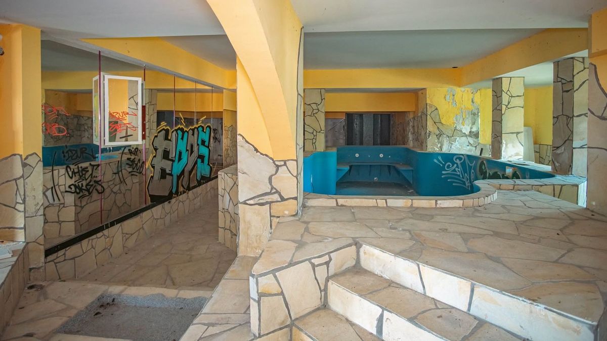 Ahol egykor családok pihentek, ma az enyészet az úr – így néz ki a balatonszárszói Főnix Hotel (galéria)