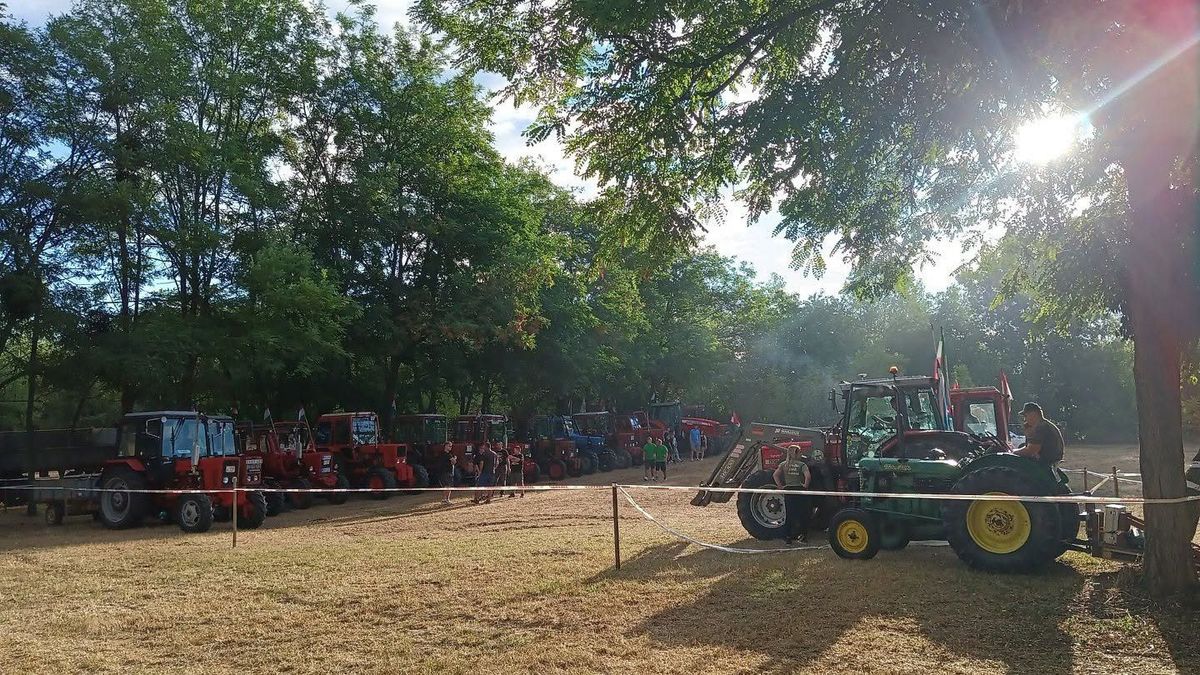 Így mulatnak a bakonyiak: tekeredett a traktor, rétes akart lenni, sok bevonult egy faluba (videó)