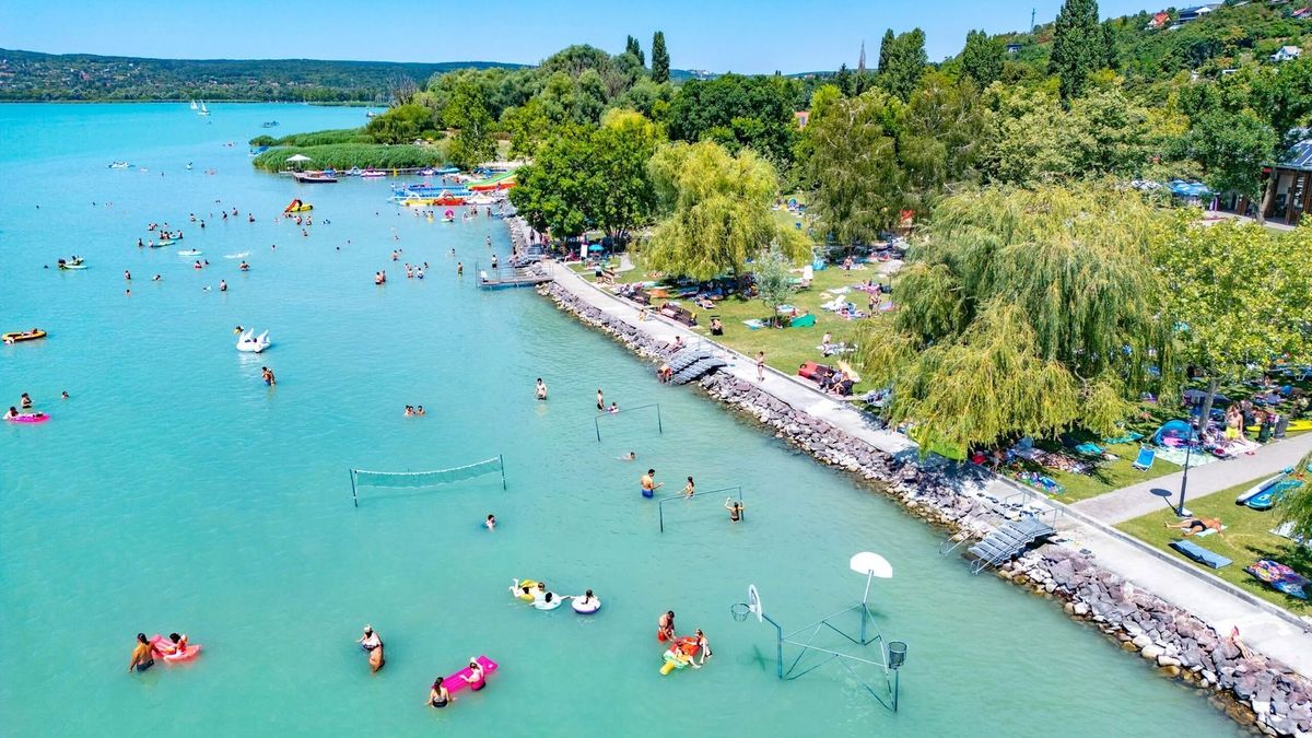 Véget ér a strandszezon Balatonfűzfőn: szeptembertől közparkként működik a Föveny és a Tobruk strand