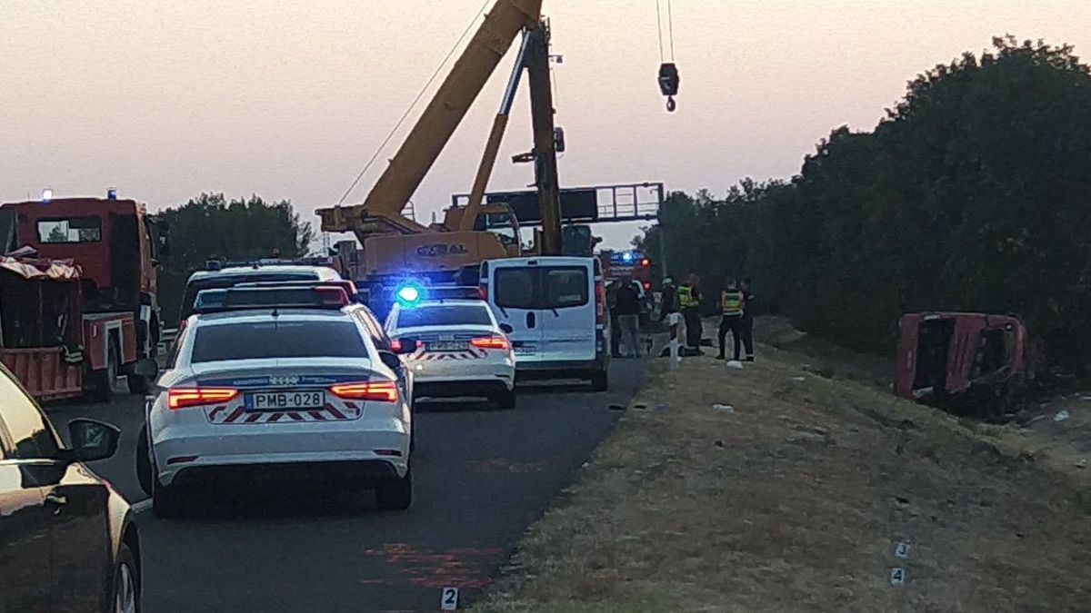Felfoghatatlan tragédia az M3-ason: tizenkét ember meghalt a felborult turistabuszban