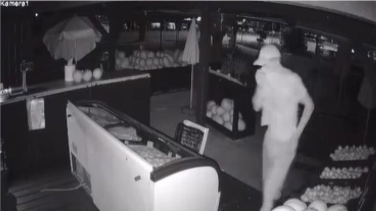 Pólóval az arca előtt tört be egy balatoni zöldségesbe, 150 ezret kaphat, aki felismeri (videó)