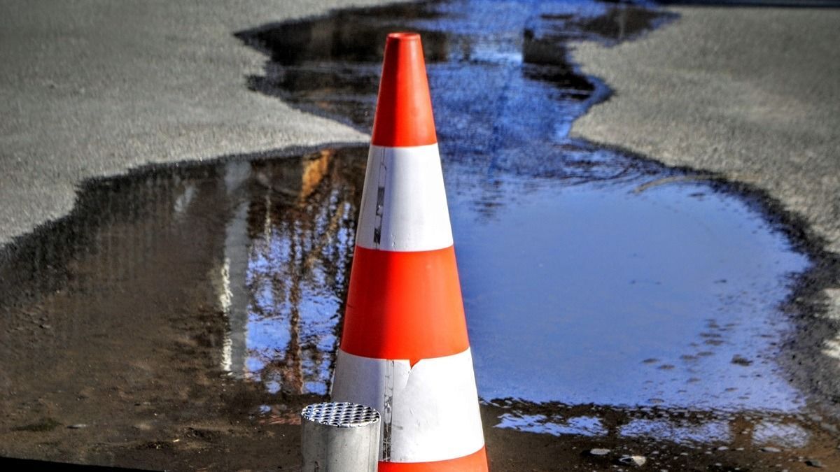 Ömlött a víz a veszprémi utcában, csak másnap kezdték meg a javítást (videó)