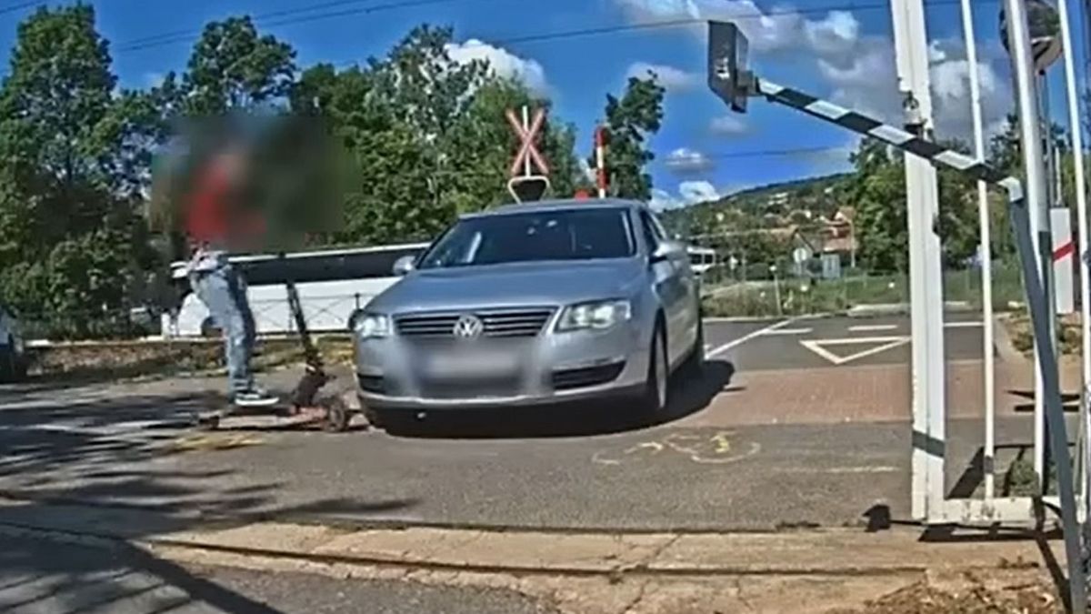Döbbenetes videó: a levegőbe repült a rolleres, miután egy autónak csapódott