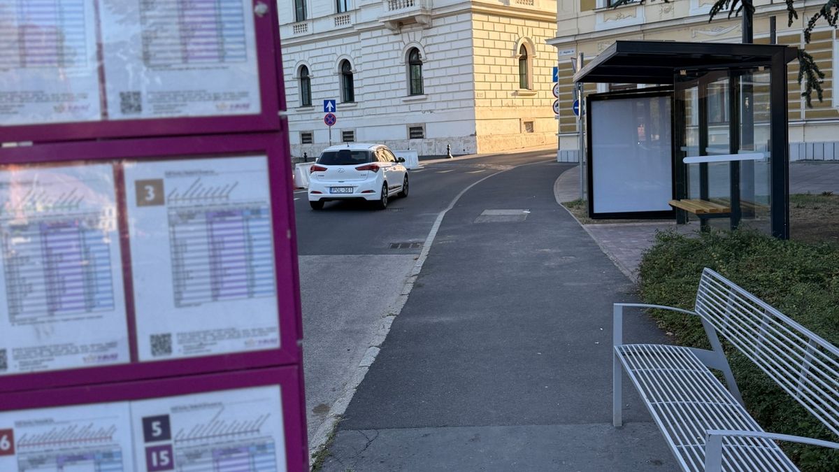 Új, fedett utasváró épült a Megyeház téren