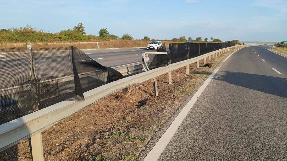 Összetört Audi maradt a szalagkorláton a 8-ason, a sofőr pedig egyszerűen hazament