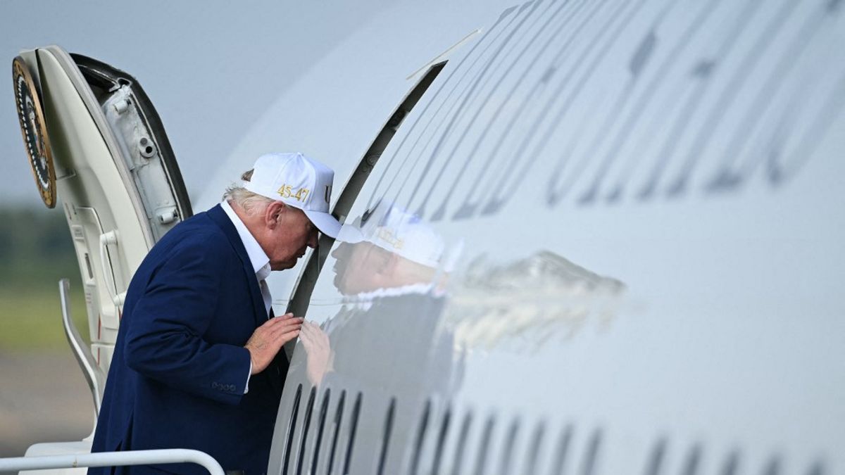 Trump gépet váltott, a világ pedig rossz helyen kereste + videó