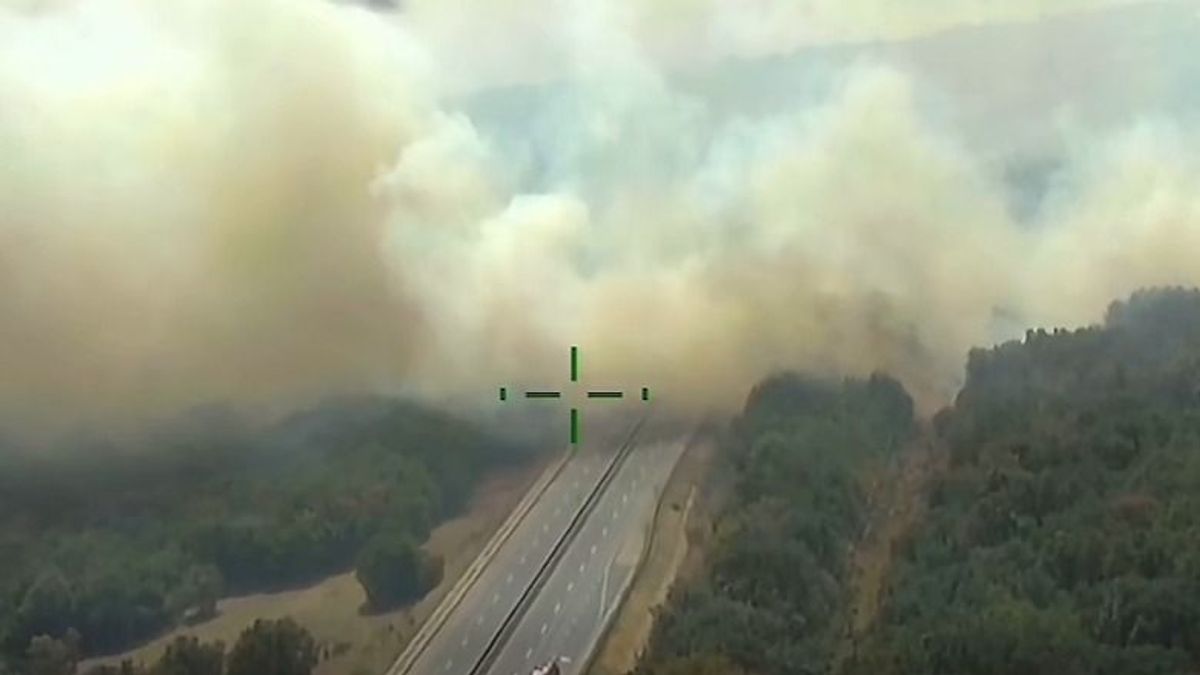 Szerdai tűzvész: torokszorító légi felvételen a lángoló, füstölő táj és az oltás (+ videó)