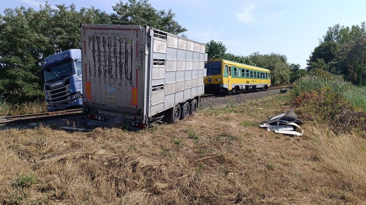 Vonat tarolta le a kamion pótkocsiját, riasztották a pápai tűzoltókat (helyszíni fotók)