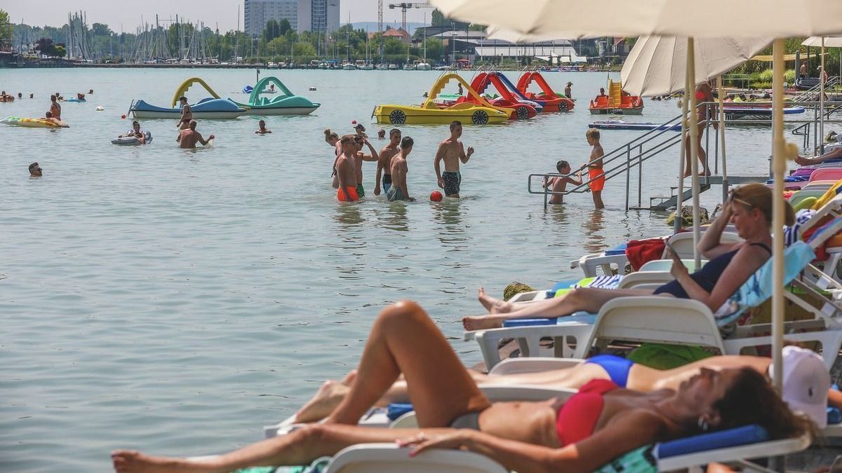 Strandidő várható szerdán a Balatonnál, 33 fokig emelkedhet a hőmérséklet délutánra