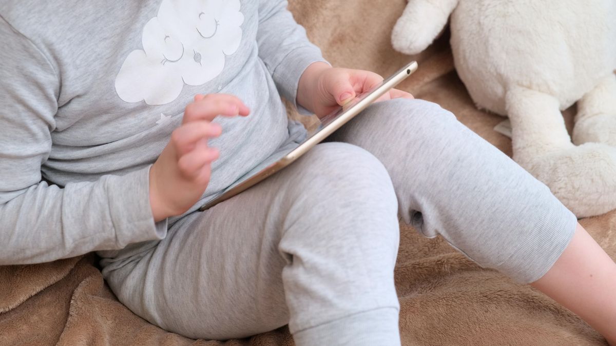 Gyerekek képernyőideje: a friss kutatás szerint nem mindegy, mikor kezdődik a rendszeres telefonozás