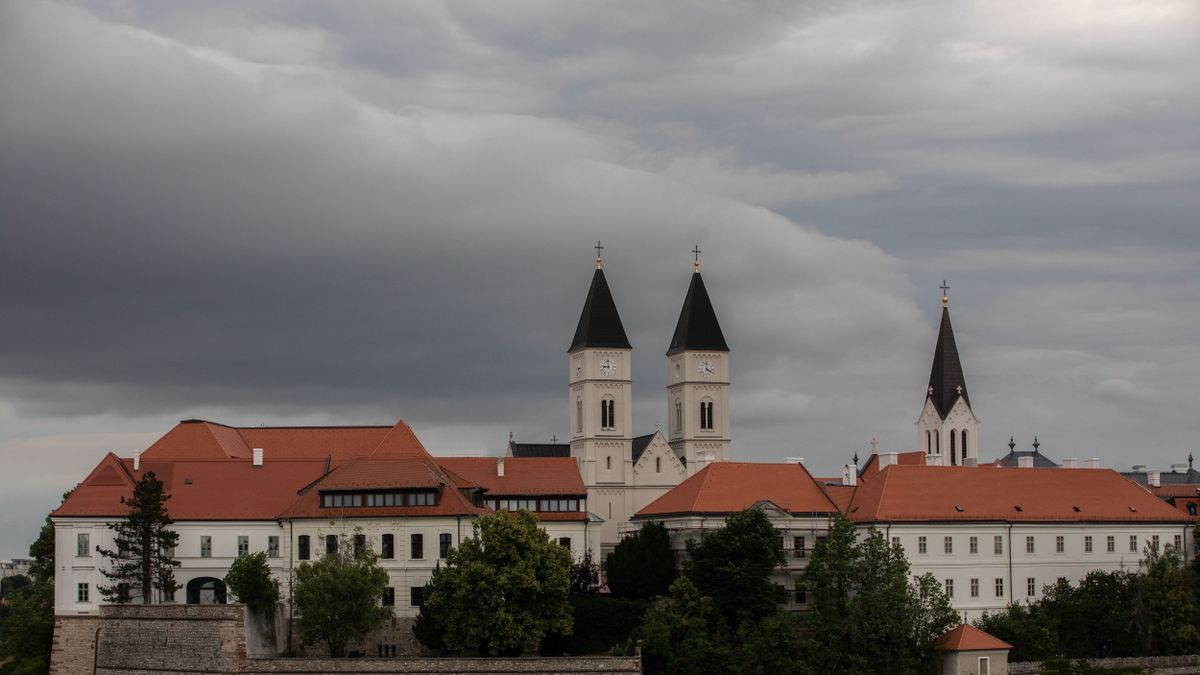 Másodfokú riasztást adtak ki Veszprém vármegyére: 32 fok és heves zivatarok jönnek