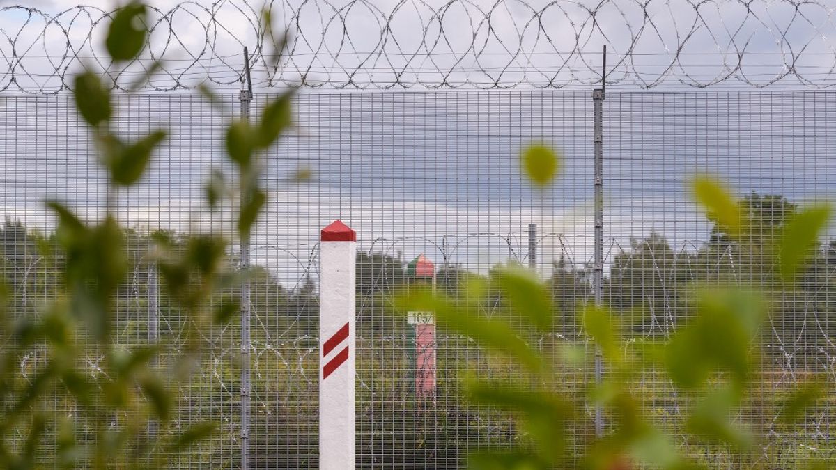 A migránsok alagutat ástak a kerítés alatt