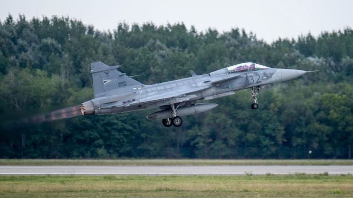 Lezuhant egy magyar Gripen Szolnok mellett, a pilóta katapultált