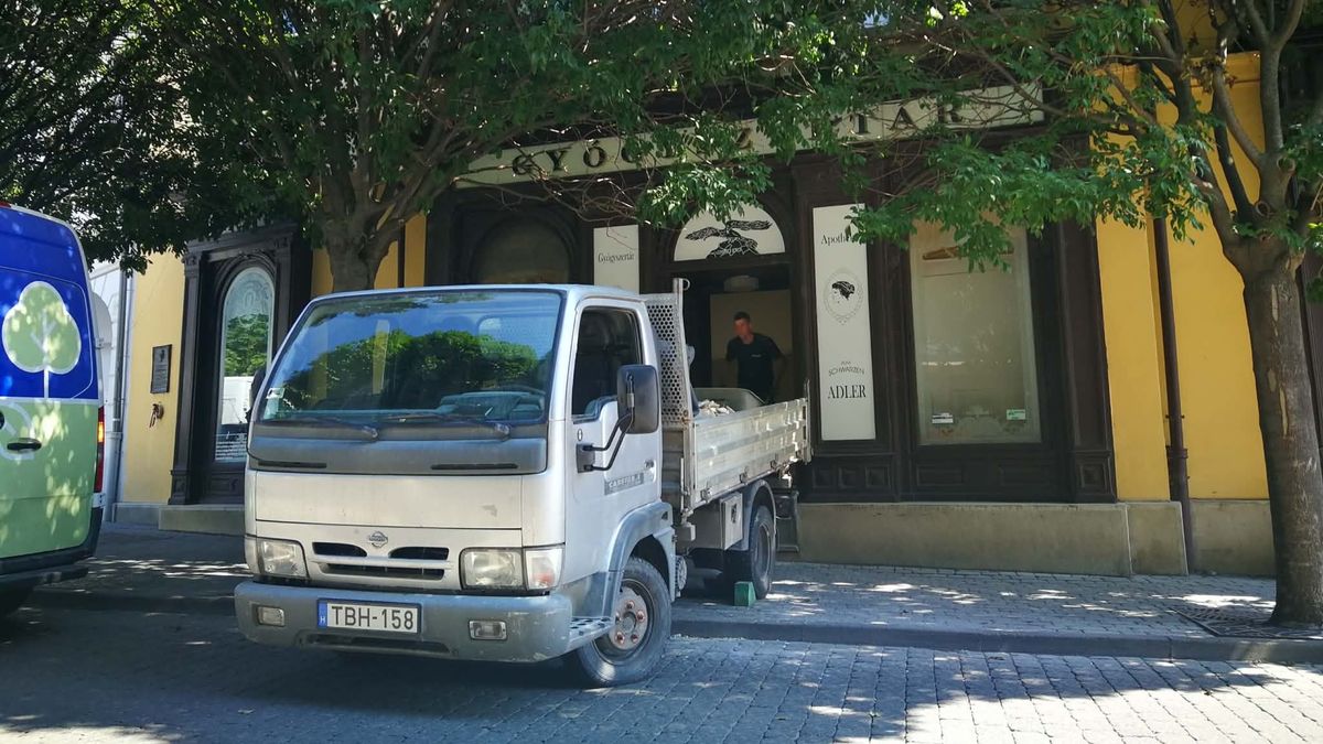 Bontják a legendás veszprémi patika egykori épületét (+ helyszíni fotó)