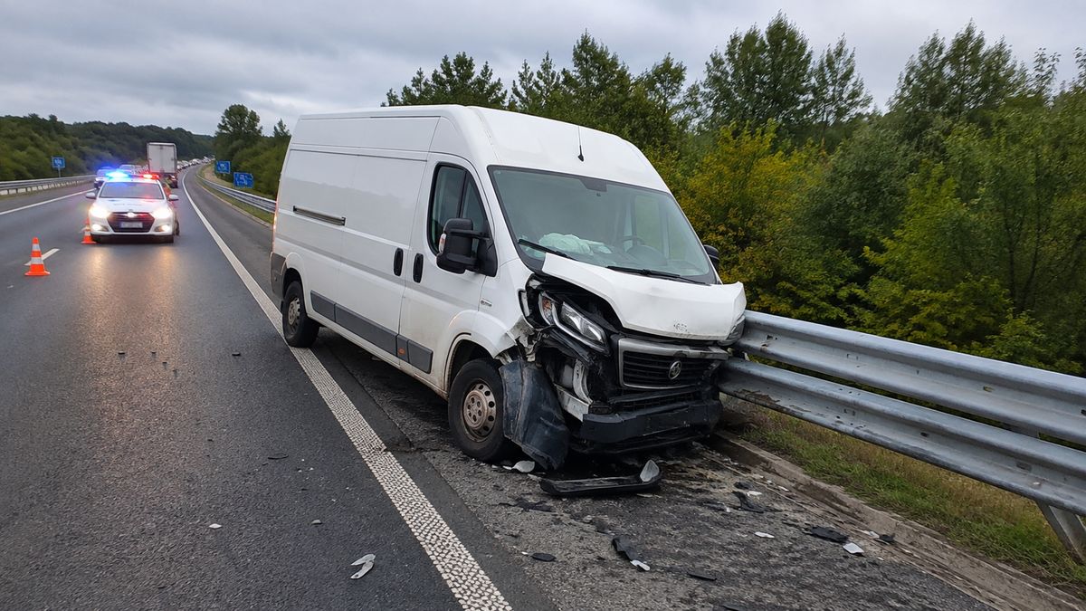 Szalagkorlátnak csapódott egy kisteherautó a 8-ason Veszprémnél