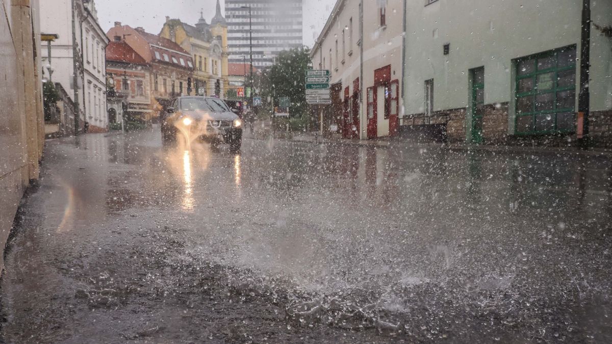 Hidegfront érkezik hétfőn, zivatarok is lecsaphatnak