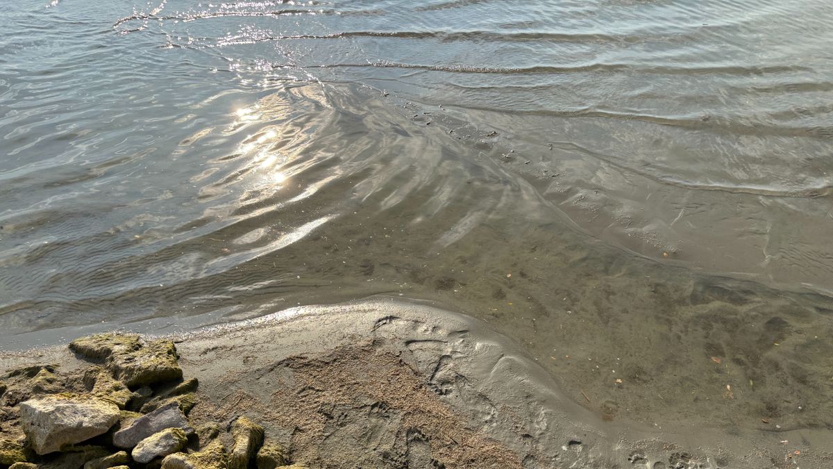 Másodfokú viharjelzéssel indult a hétvége a Balatonnál, figyelni kell a szélre