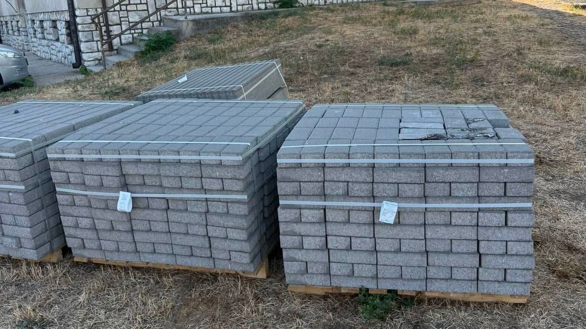 Térköveket „sétáltattak meg” a bokrok között Várpalotán