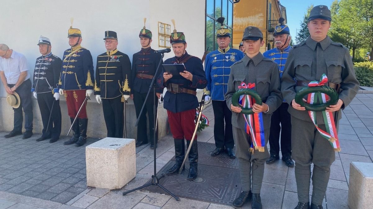 Lovas huszárok jártak a Fő téren, a hős magyar katonák emléke előtt tisztelegtek