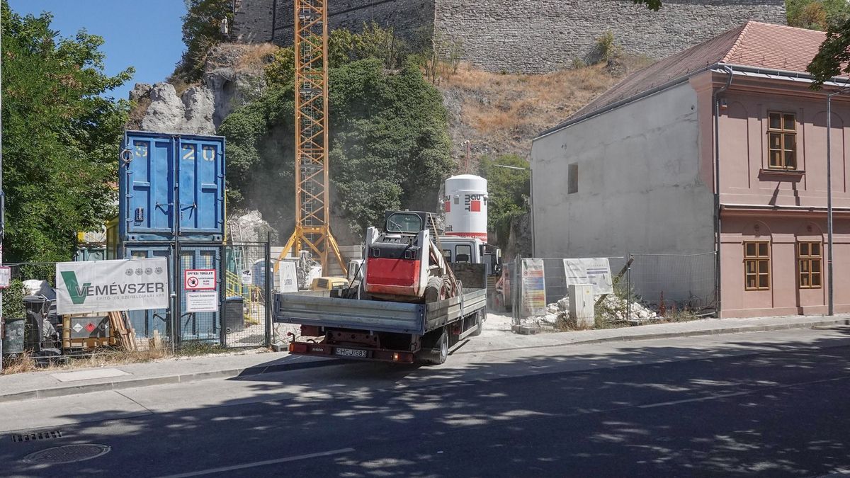 Újra dolgoznak a veszprémi várliftnél: daruk és munkások lepték el a helyszínt (galéria + videó)