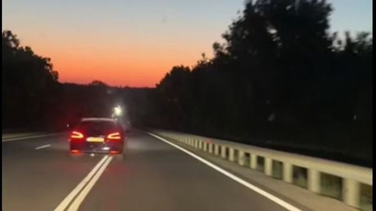 Dupla záróvonalon előzött a sofőr – videón a veszélyes manőver