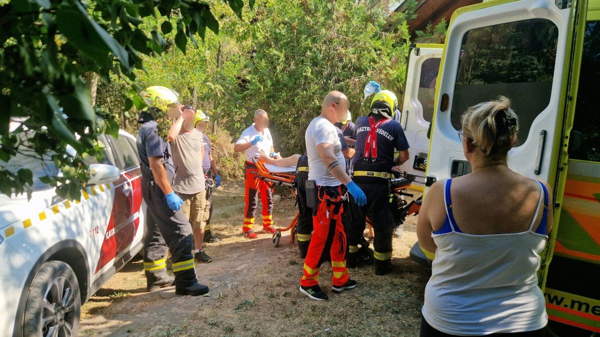 Csapatmunkával, az ablakon át mentettek ki egy idős férfit Köveskálon (+ fotók)