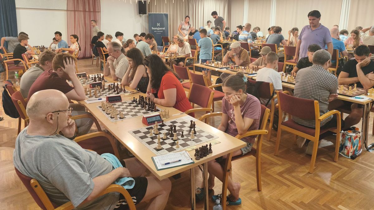 Hat nemzet sakkozói mérték össze tudásukat Balatonalmádiban