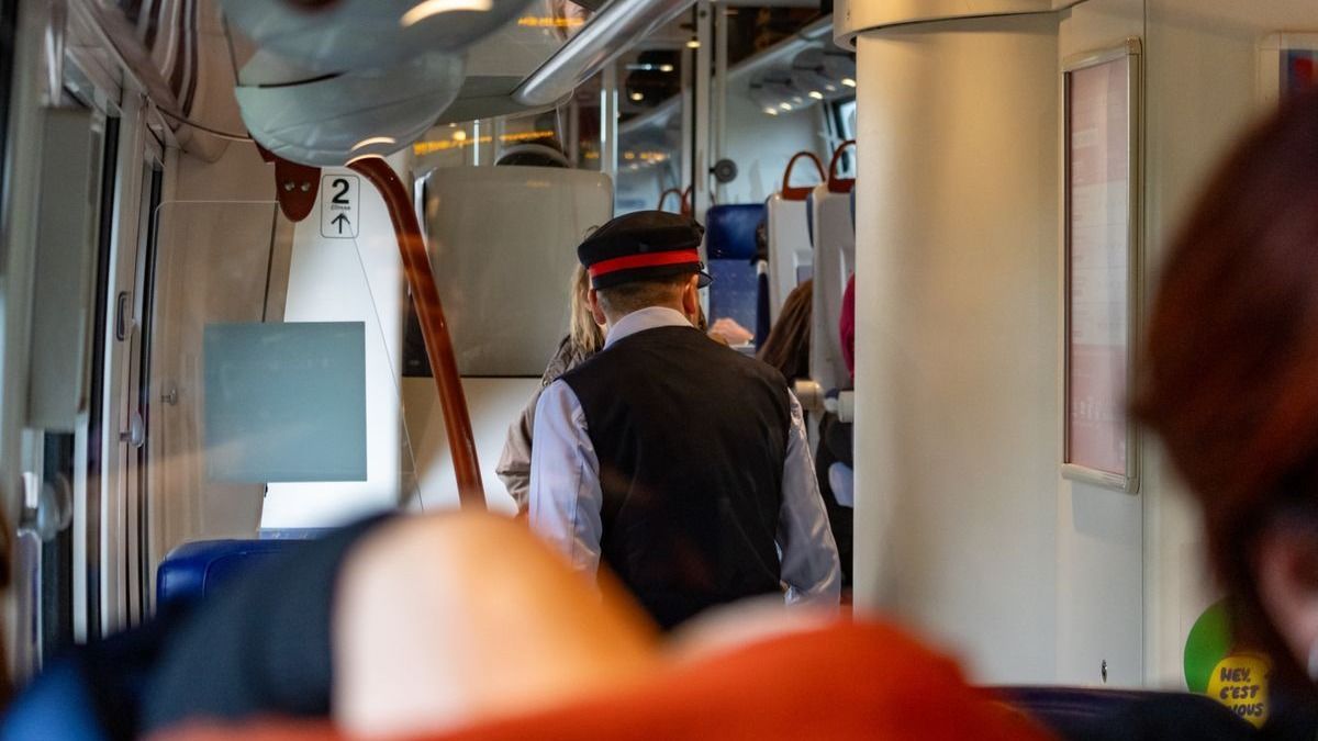 Leköpték, ütötték és lökdösték a jegyvizsgálót egy Budapest felé tartó vonaton