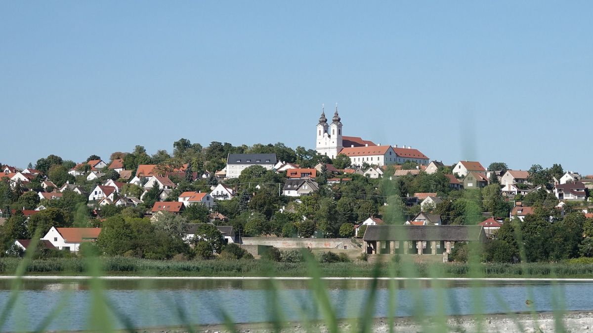 A Balatonnál 35 fokig emelkedik a hőmérséklet vasárnap, délután erősebb szél érkezhet
