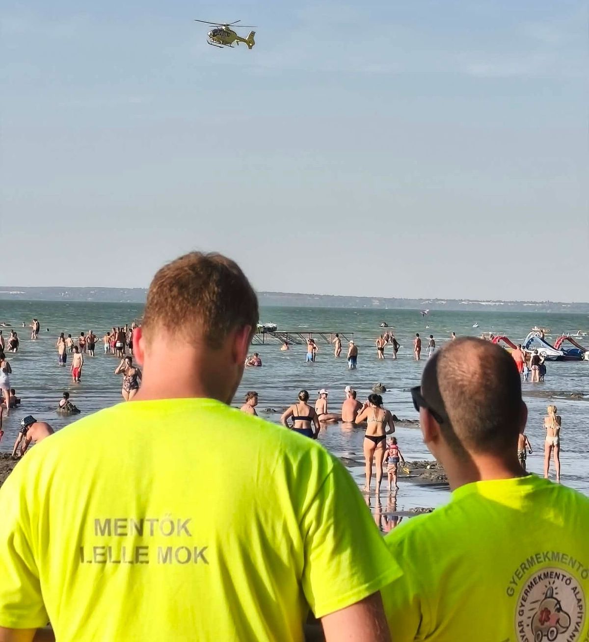 A strandolók többször csatárláncba álltak, hogy felkutassák az eltűnt gyermeket