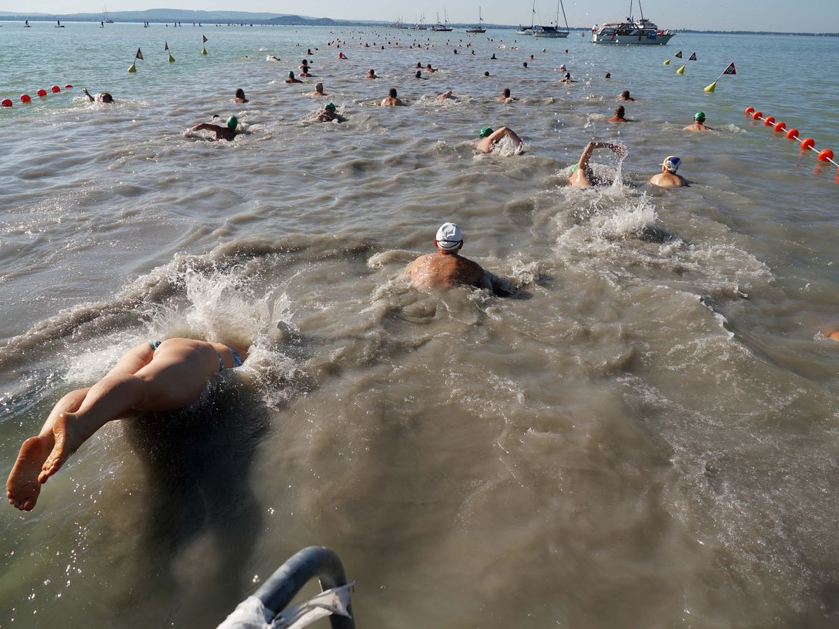 Hatalmas a tömeg a Balaton-parton, kétszeri halasztás követően augusztus első napján elrajtolt a rendkívül népszerű Balaton-átúszás.