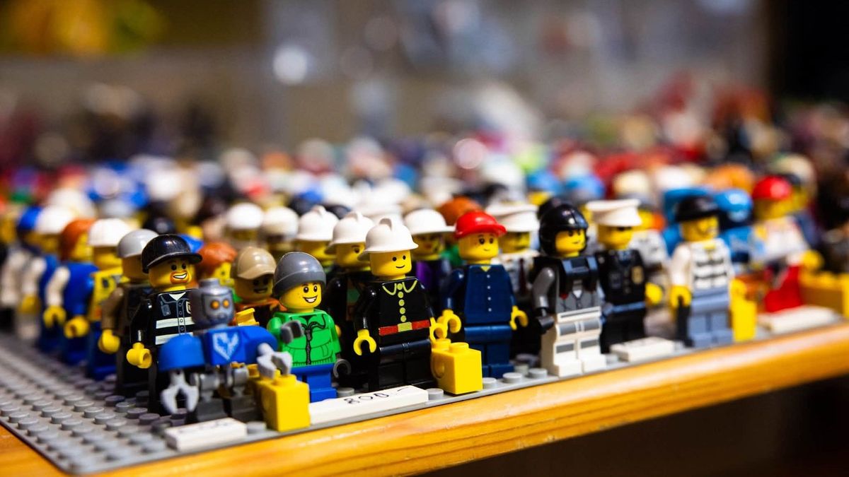 LEGO minifigurák nyomába eredtünk Veszprémben – hatalmas hajszát hozott a vadászat +videó