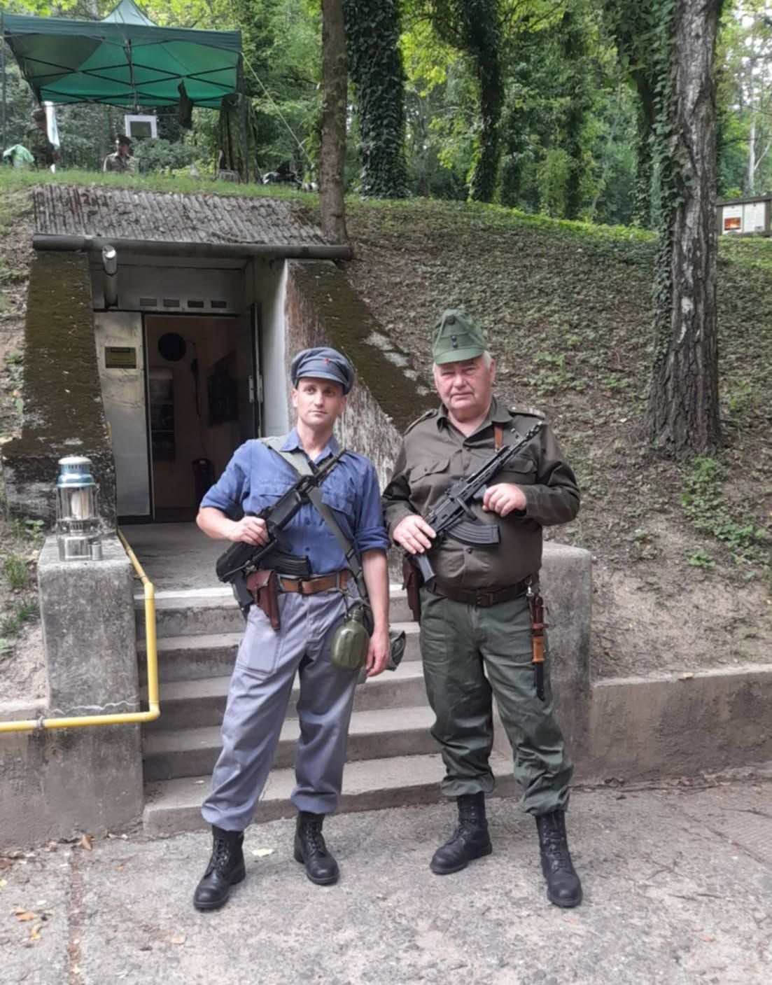 Így néz ki a bakonyi bunker bejárata, amikor hagyományőrzők állnak előtte bakonyi program keretében.